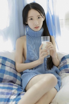 他把手探进我的衣服下摆
